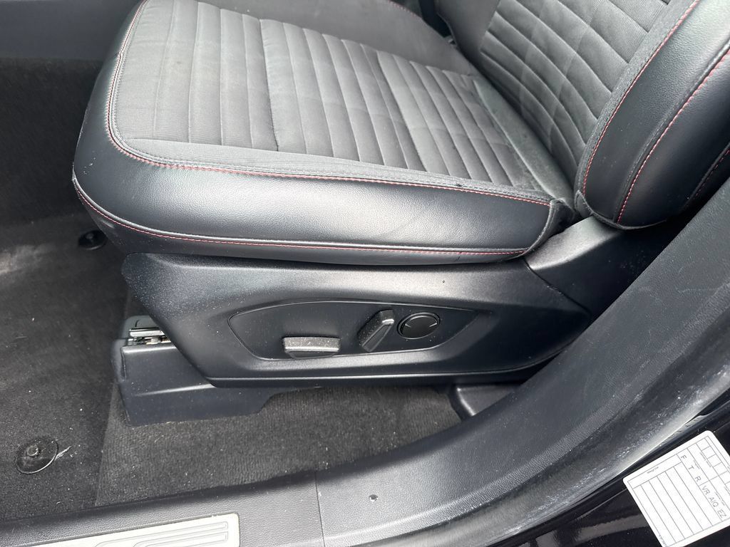 Used 2025 Ford Explorer ST-Line w/ ST-Line Street Pack AWD/4WD image 11
