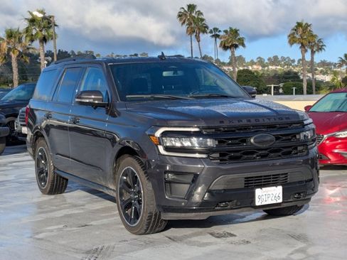 Used 2023 Ford Expedition Limited image 3