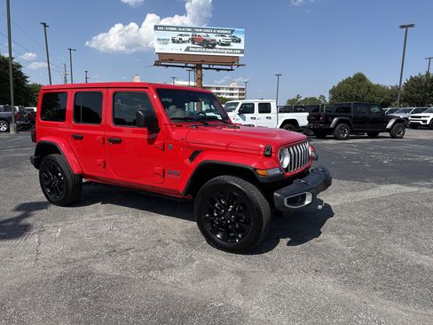 Certified 2025 Jeep Wrangler Unlimited Sahara w/ Safety Group AWD/4WD image 2