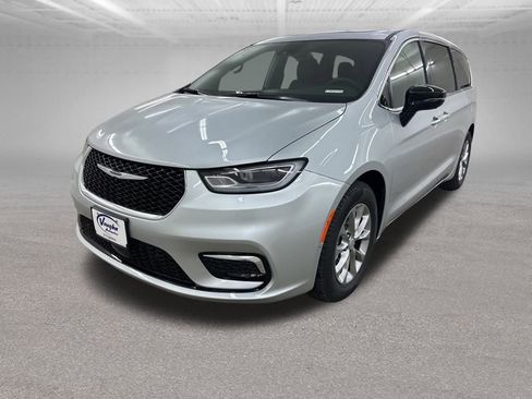 New 2026 Chrysler Pacifica Limited image 5