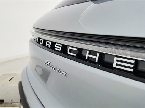 Used 2024 Porsche Macan w/ Premium Plus Package image 17
