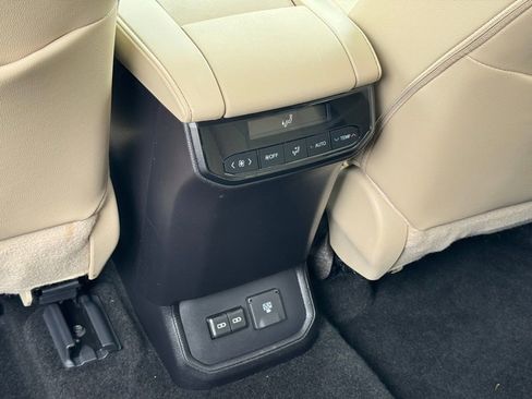 Used 2024 Toyota Highlander Limited image 19