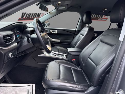 Used 2022 Ford Explorer XLT w/ Equipment Group 202A image 9