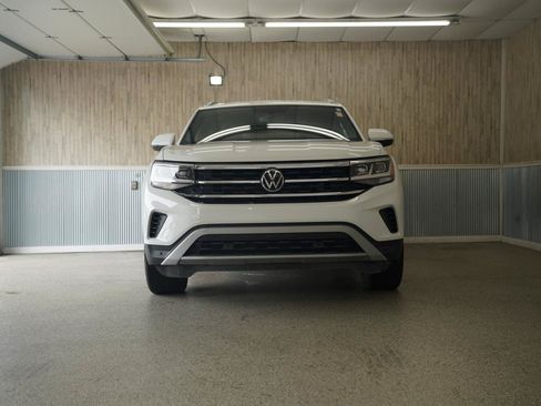 Used 2021 Volkswagen Atlas Cross Sport SE w/ Panoramic Sunroof Package FWD image 2