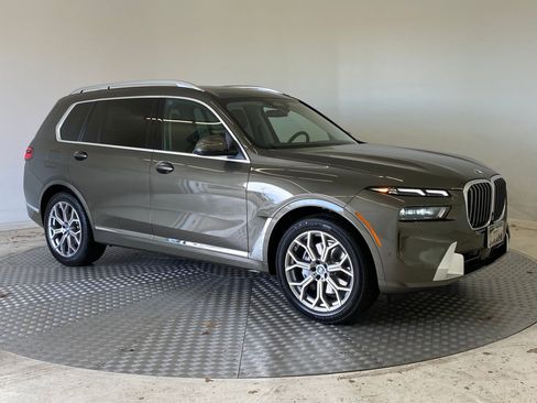 Used 2025 BMW X7 xDrive40i w/ Premium Package image 6
