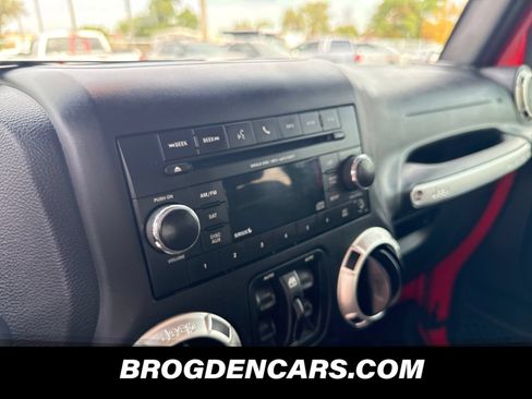 Used 2018 Jeep Wrangler Unlimited Sahara w/ Connectivity Group AWD/4WD image 6