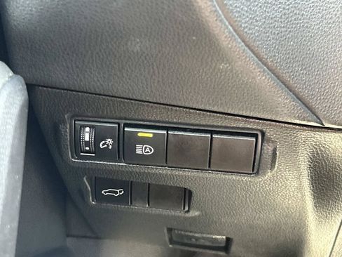 Used 2023 Toyota Corolla Cross XLE w/ Convenience Package FWD image 29