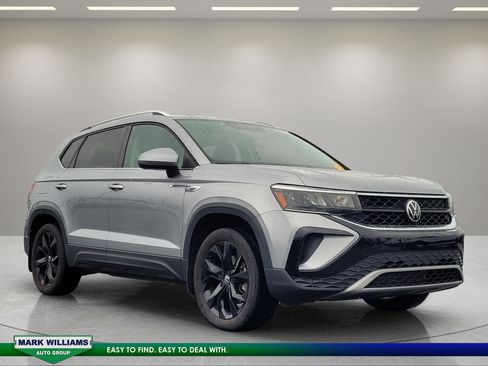 Used 2022 Volkswagen Taos SE FWD image 1