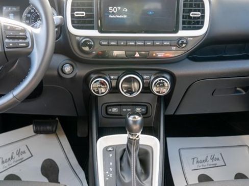 Used 2022 Hyundai Venue Limited image 15