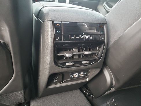 Used 2024 Jeep Grand Cherokee Overland w/ Luxury Tech Group IV image 18