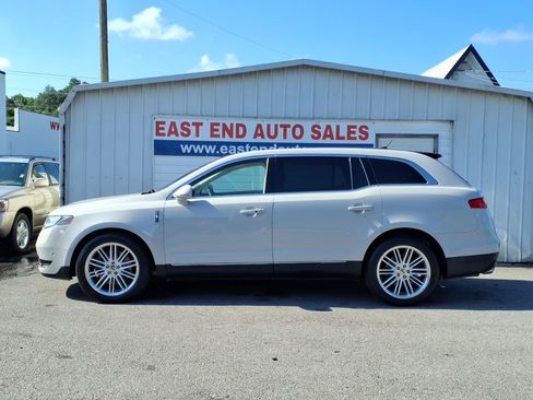 Used 2019 Lincoln MKT AWD image 2