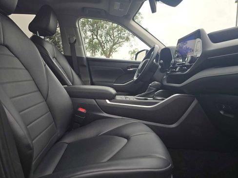 Certified 2024 Toyota Highlander XLE image 11