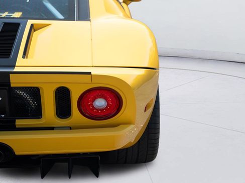 Used 2006 Ford GT RWD image 22