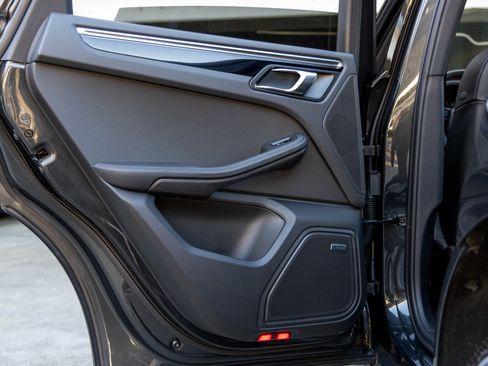 Certified 2025 Porsche Macan image 39
