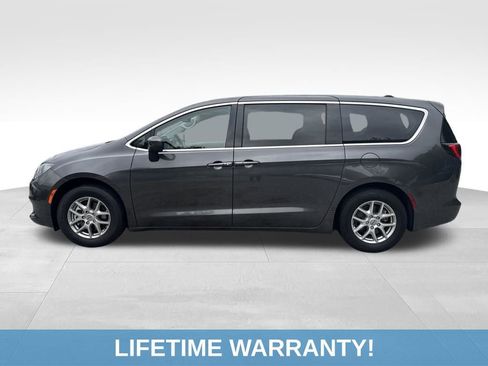 Used 2023 Chrysler Voyager LX FWD image 3