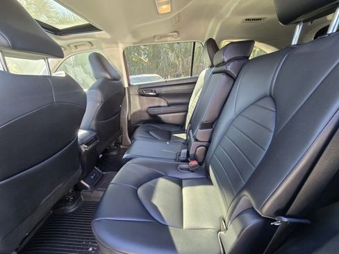 Used 2020 Toyota Highlander XLE image 7