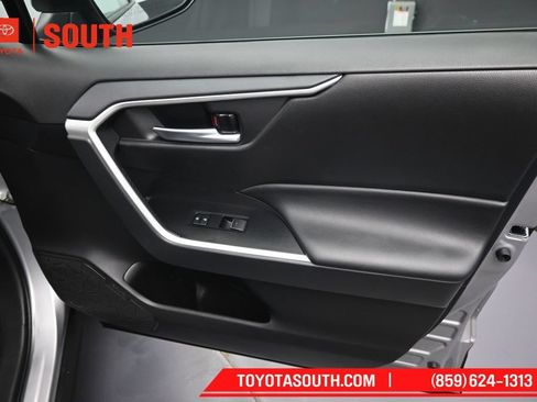 Used 2025 Toyota RAV4 XLE AWD/4WD image 31