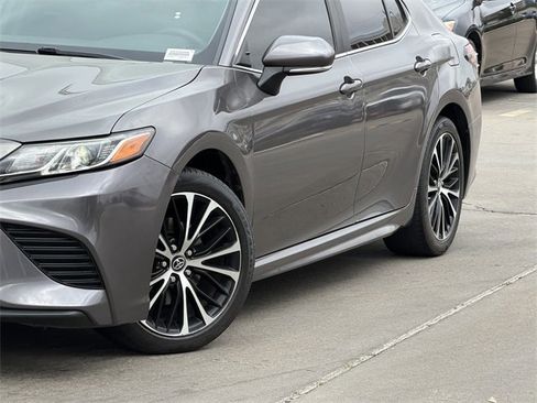 Used 2018 Toyota Camry SE w/ Convenience Package image 3