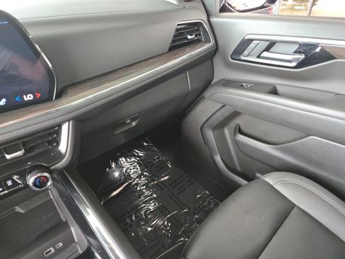 Used 2025 Chevrolet Suburban Z71 AWD/4WD image 23