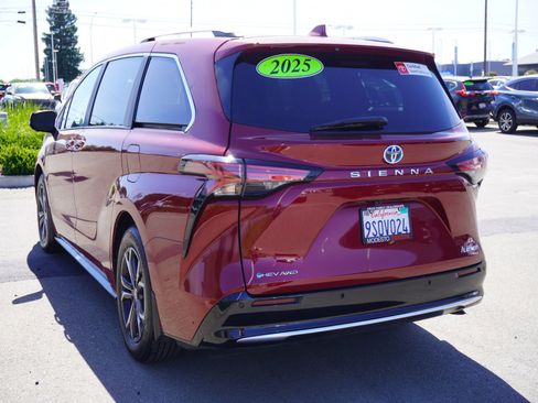 Used 2025 Toyota Sienna Platinum AWD/4WD image 8