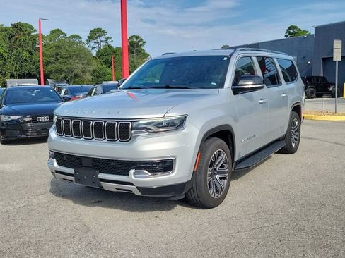 Used 2024 Jeep Wagoneer L Series II w/ Flexible Seating Group AWD/4WD image 5