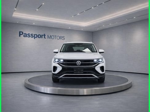 Used 2024 Volkswagen Atlas Cross Sport SE FWD image 2