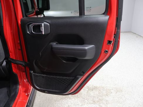 Used 2025 Jeep Wrangler Unlimited Rubicon AWD/4WD image 18
