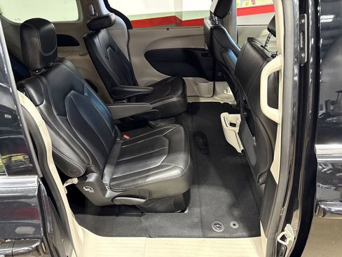 Used 2023 Chrysler Pacifica Touring-L FWD image 13