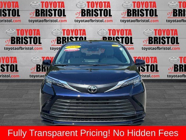 Used 2026 Toyota Sienna LE FWD image 9