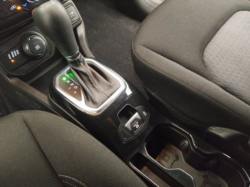 Used 2021 Jeep Renegade Latitude AWD/4WD image 26