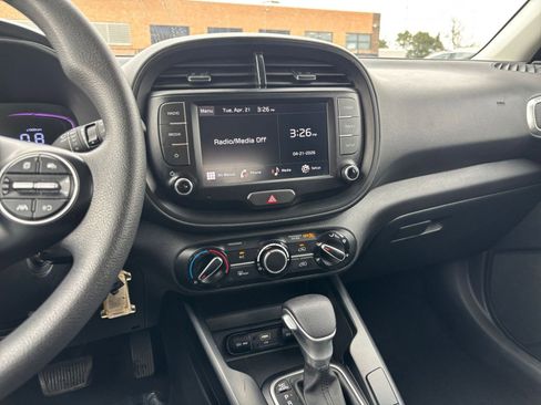 Used 2024 Kia Soul LX w/ LX Technology Package FWD image 17