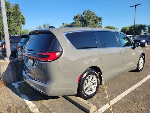 Used 2023 Chrysler Pacifica Touring-L FWD image 3