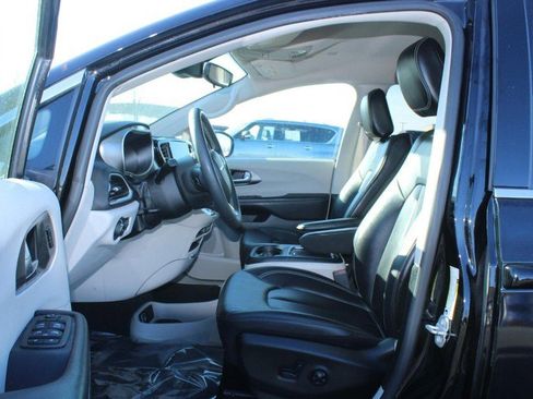 Used 2024 Chrysler Pacifica Touring-L image 8
