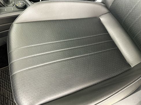 Used 2022 Volkswagen Tiguan SE image 36