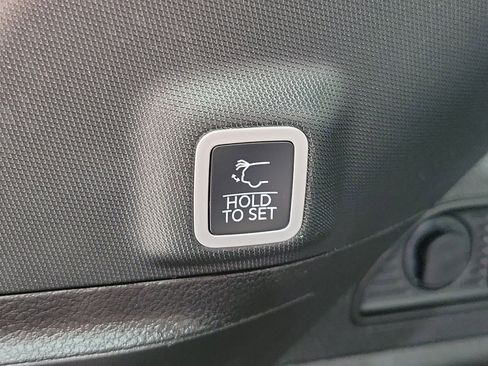 Used 2025 Jeep Grand Cherokee Limited w/ Luxury Tech Group II AWD/4WD image 8