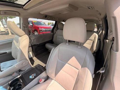 Used 2015 Toyota Sienna XLE Premium FWD image 11