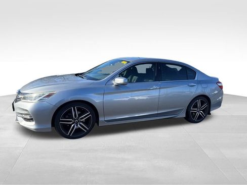 Used 2017 Honda Accord Touring image 5