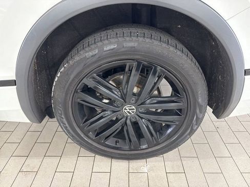 Certified 2022 Volkswagen Tiguan SE R-Line image 33