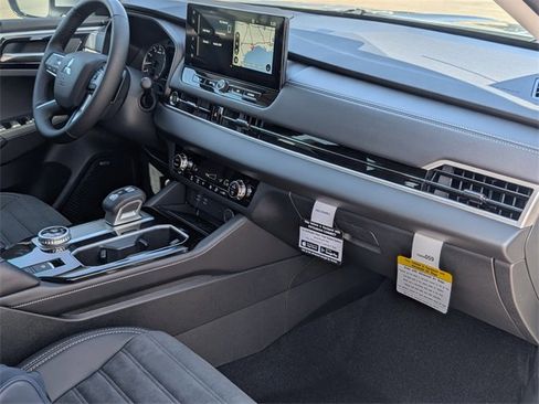 New 2025 Mitsubishi Outlander SE image 29