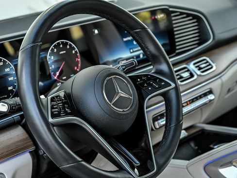 Used 2025 Mercedes-Benz GLS 450 4MATIC image 26
