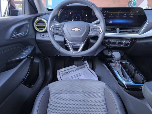 Used 2024 Chevrolet Trax LT w/ Driver Confidence Package FWD image 2