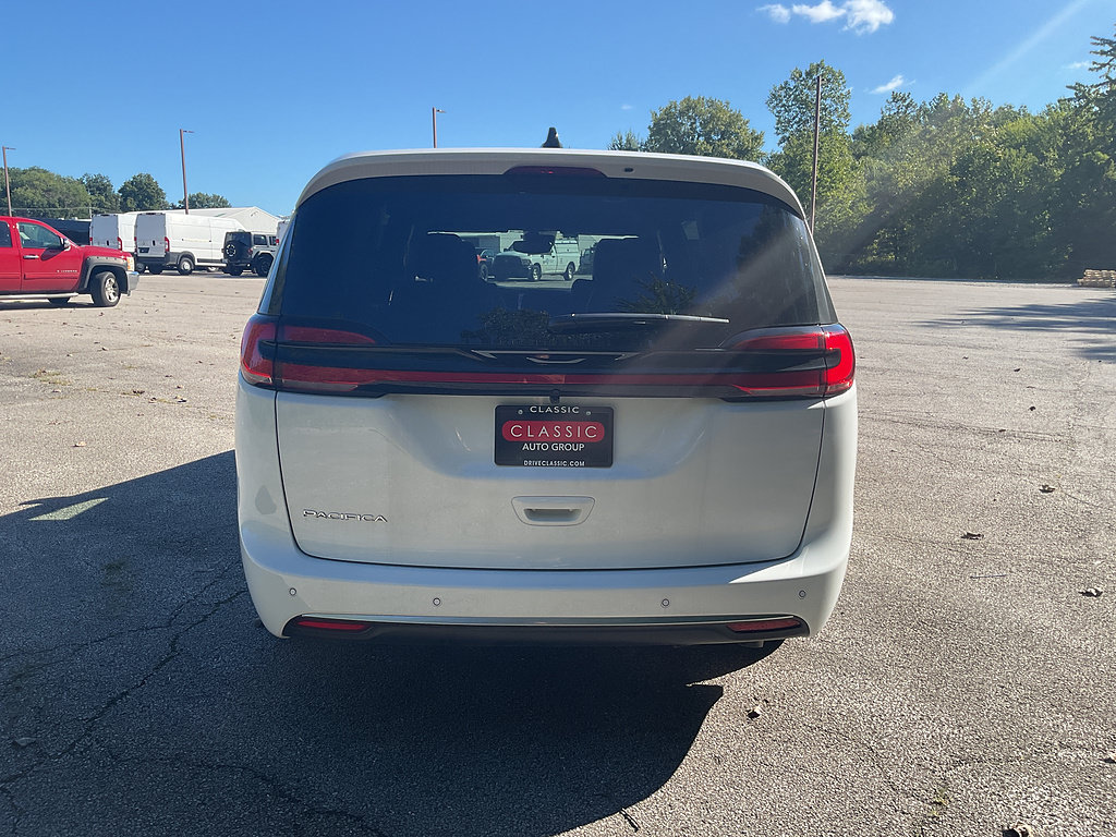 New 2027 Chrysler Pacifica Select FWD image 6
