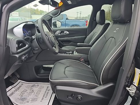 New 2026 Chrysler Pacifica Limited w/ S Appearance Package FWD image 14