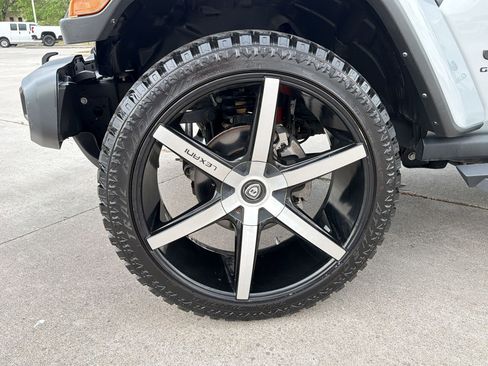 Used 2023 Jeep Gladiator Willys image 11