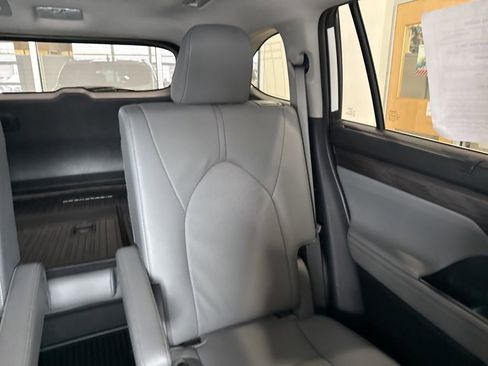 Used 2023 Toyota Highlander Limited image 15