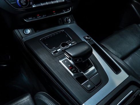 Used 2020 Audi Q5 2.0T Titanium Premium Plus w/ Premium Plus Package image 19