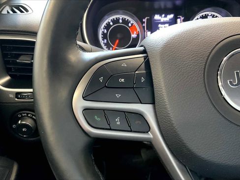 Used 2019 Jeep Cherokee Latitude Plus w/ Cold Weather Group image 22