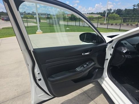 Used 2025 Nissan Altima 2.5 SV FWD image 11