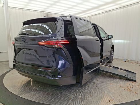 Used 2025 Toyota Sienna XSE image 31