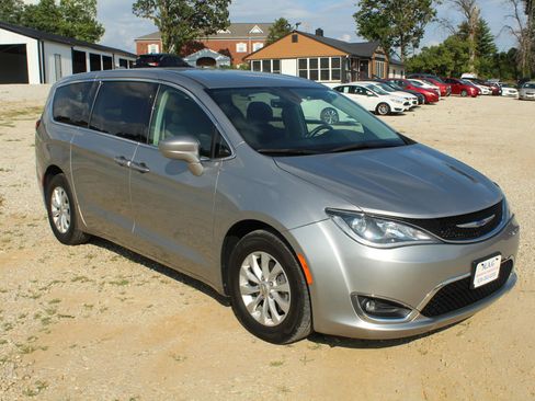 Used 2019 Chrysler Pacifica Touring Plus FWD image 7